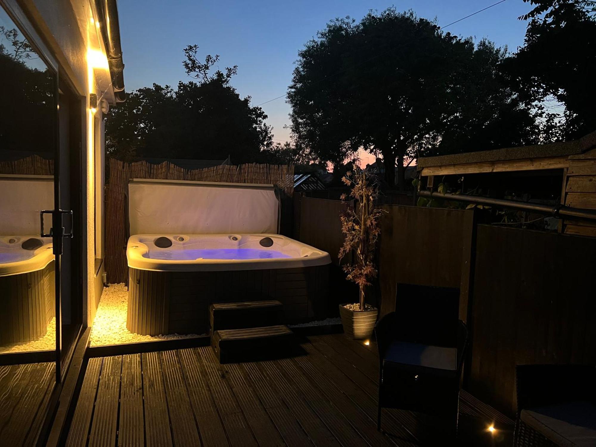 The Broadway Beach House With Hot Tub Herne Bay Exterior photo