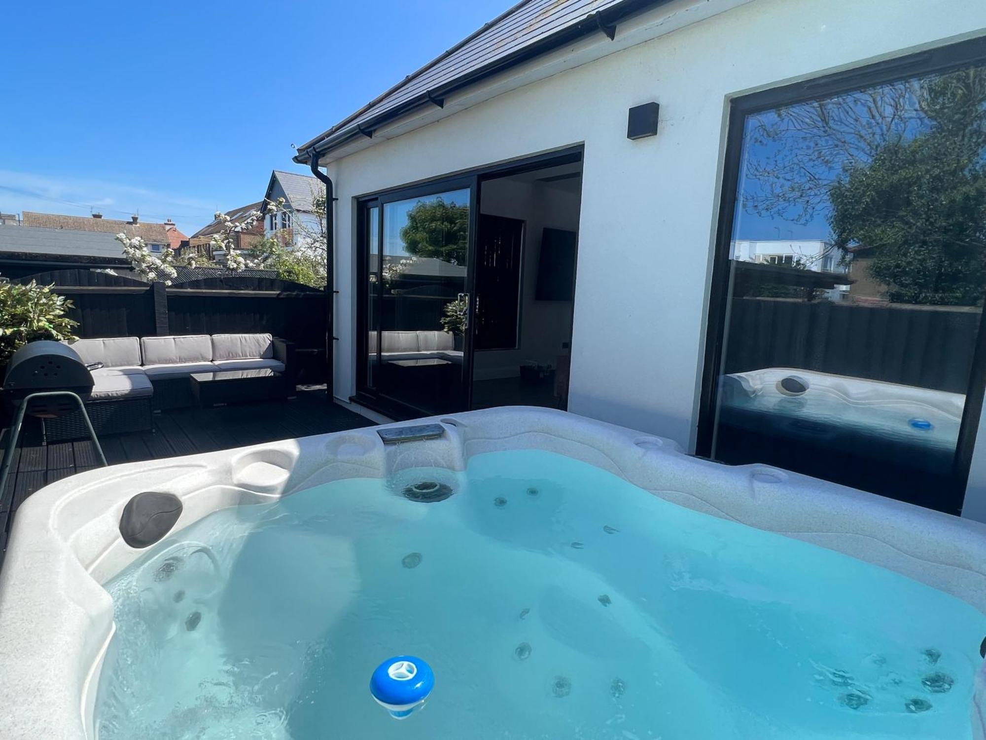 The Broadway Beach House With Hot Tub Herne Bay Exterior photo